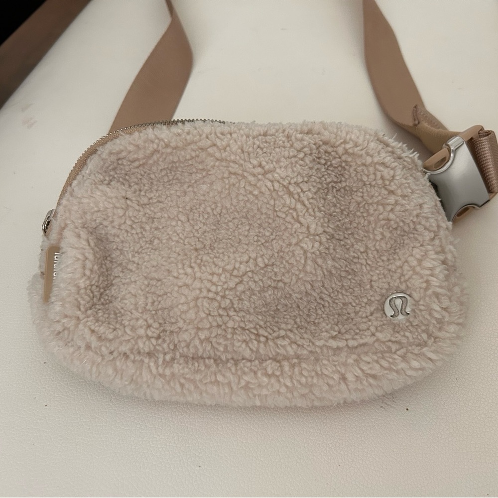 Fleece Lululemon Everywhere Belt Bag 1L
Fleece
Natural Ivory/Trench